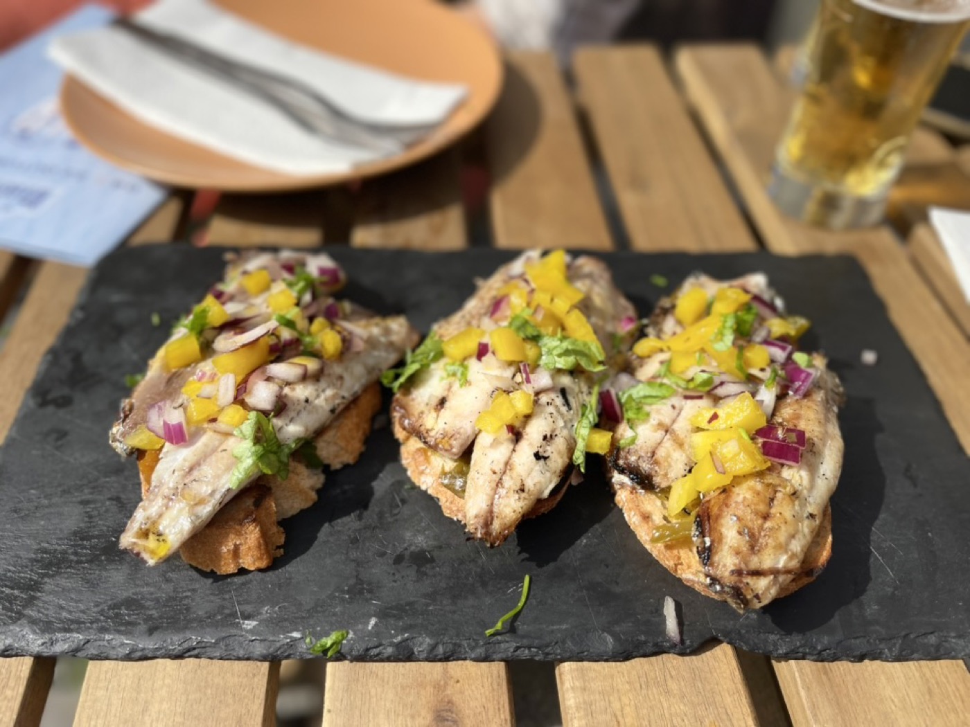 An avocado toast style petisco